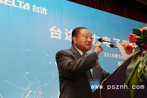 2-臺(tái)達(dá)創(chuàng)辦人暨榮譽(yù)董事長(zhǎng)鄭崇華先生強(qiáng)調(diào),我國(guó)電力電子學(xué)科的蓬勃發(fā)展,離不開師生的共同努力