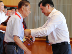牢記初心使命，堅定理想信念 天康集團黨委舉行“光榮在黨50年”紀念章頒發(fā)儀式